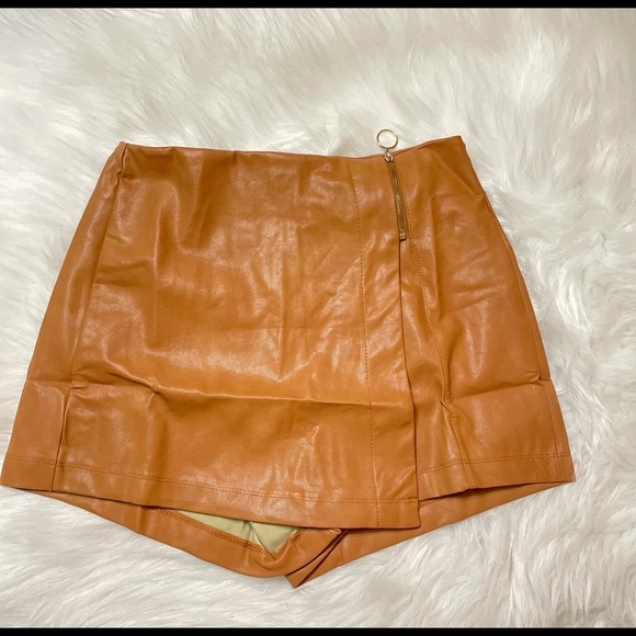 NEW WOMEN’S TRENDY CAMEL FAUX LEATHER ZIPPER ACCENTED SKORT - Picture 2 of 12
